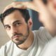 Mann überprüft seine Haardichte nach einer Haartransplantation in Frankfurt